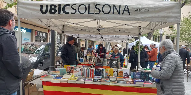 Solsona es bolca el carrer per celebrar la Diada de Sant Jordi