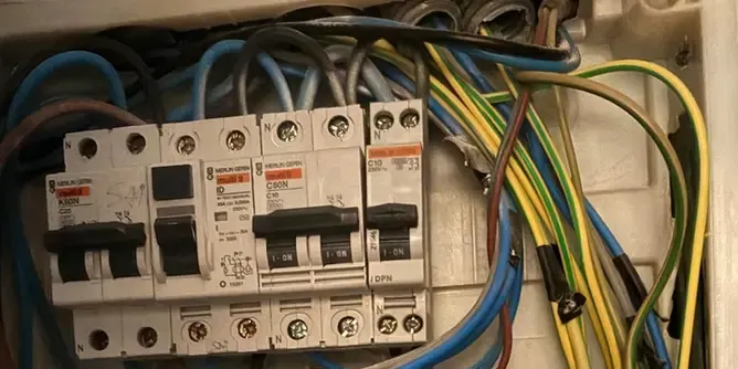 Ahir va fer un mes de l’apagada elèctrica general i encara es desconeix quines van poder ser les causes