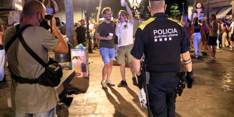 Unes 4.000 persones desallotjades a Barcelona per fer 'botellón' o causar molèsties en la primera nit sense toc de queda