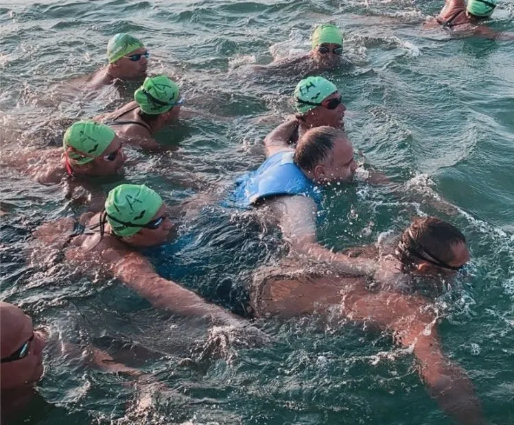 Cambrils es bolca amb Jordi Cervera i els ‘Malalts d’aigua’ que neden 46 km per donar visibilitat a l’ELA