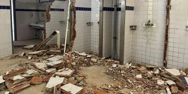 Comencen les obres de reforma dels vestidors de la piscina vella i del tennis de Torredembarra