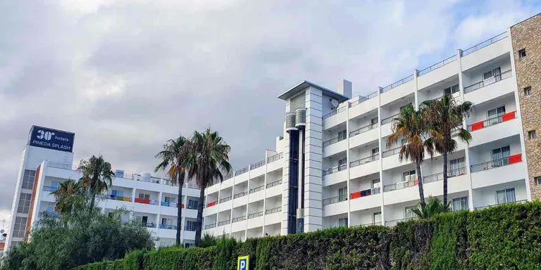 El sector turístic confia en els visitants de proximitat i en les reserves d'última hora per a aquest agost
