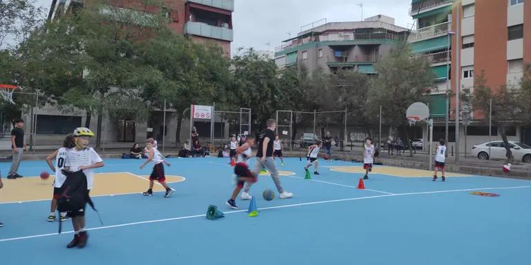 Mollet inaugura la pista de bàsquet de la plaça de la República després de renovar-ne el paviment
