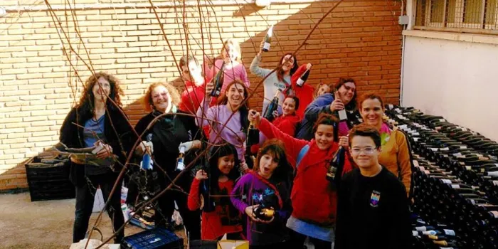 El Cau Flos i Calcat omple 7 contenidors de vidre d’ampolles de cava