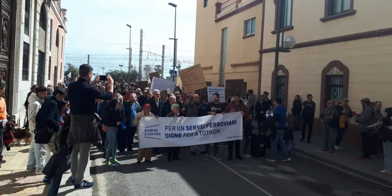 Manifestació massiva a Tarragona per exigir millores al servei de tren