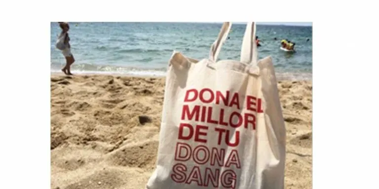 El Banc de Sang i Teixits vol aconseguir 35.000 donacions aquest estiu amb la campanya 'Omple la bossa de vida'