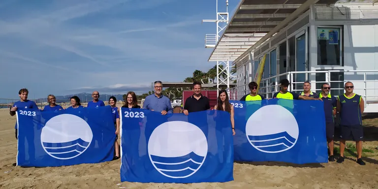 L’Ajuntament de Cambrils hissa les banderes blaves a les platges del Regueral, Cavet, La Llosa i Vilafortuny