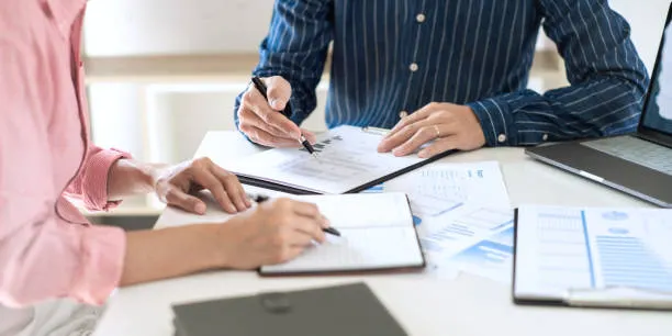 S'ofereixen tres cursos formatius adreçats a persones en situació d'atur, autònoms i empreses