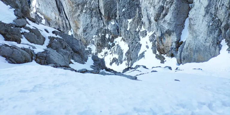 Un surfista de neu mor en accidentar-se a la canal del Cristall