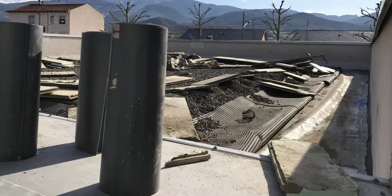Obres d'impermeabilització a les terrasses del Palau d'Esports de la Seu d'Urgell