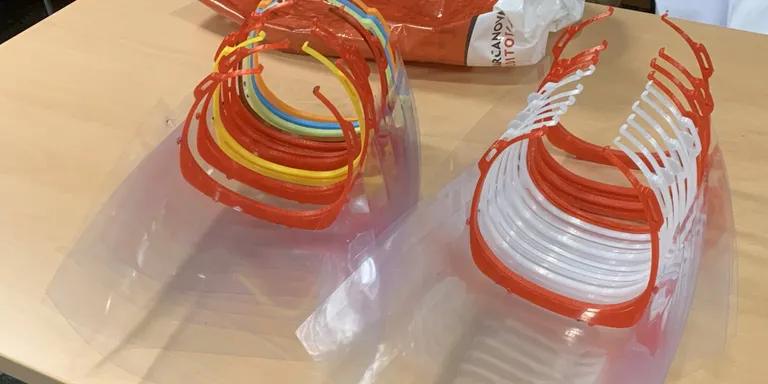La comunitat 'maker' de l'Alt Urgell, pendent de la disponibilitat de plàstic per seguir fabricant