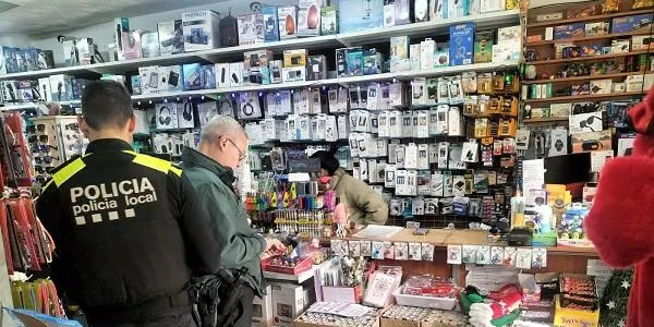 Més d’un miler de productes cosmètics i 425 joguines retirades d’establiments de Torredembarra per incomplir la normativa