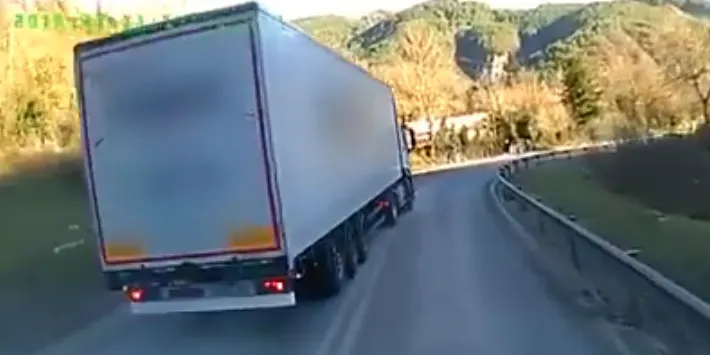 Denunciats dos camioners per conducció temerària a la carretera N-230