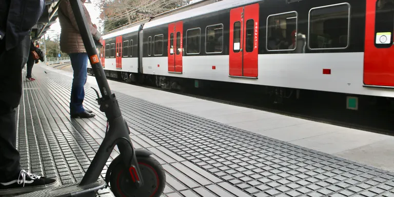 La prohibició de pujar patinets elèctrics al transport públic s'allarga fins al 31 d'octubre