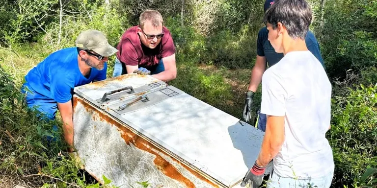 Un centenar de quilos de residus recollits en una jornada ambiental