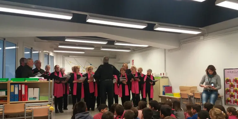 La Coral de la Gent Gran de la Seu canta nadales a les escoles del municipi
