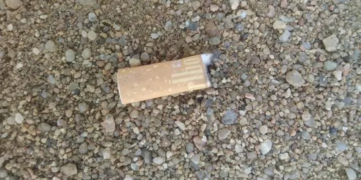 Un grup de persones s'organitza a través de les xarxes socials per a recollir burilles de la platja