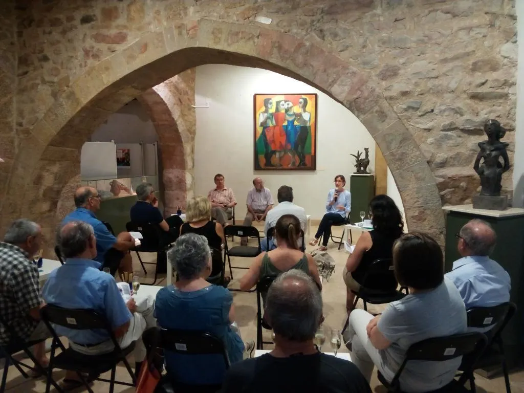 La companyia La Tal fent la cercavila pel centre de la ciutat