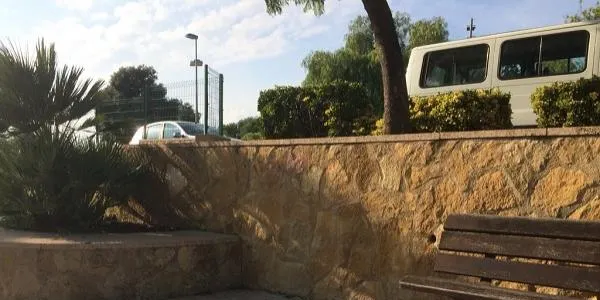 Desapareix la placa de la plaça U d’Octubre d’Altafulla