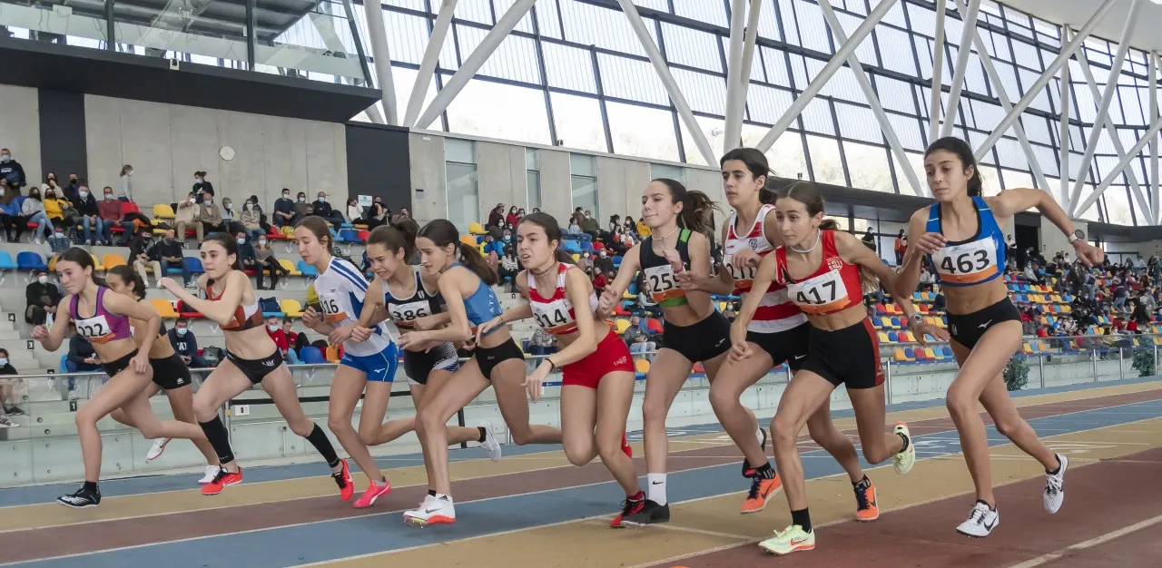 Els atletes del Club Atletisme Cambrils obtenen bons resultats al Control de Pista Coberta de Sabadell