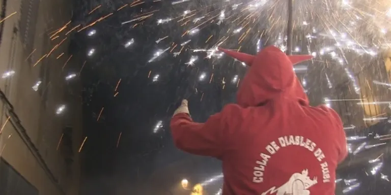 VÍDEO Els carrers de Rubí s'omplen de foc