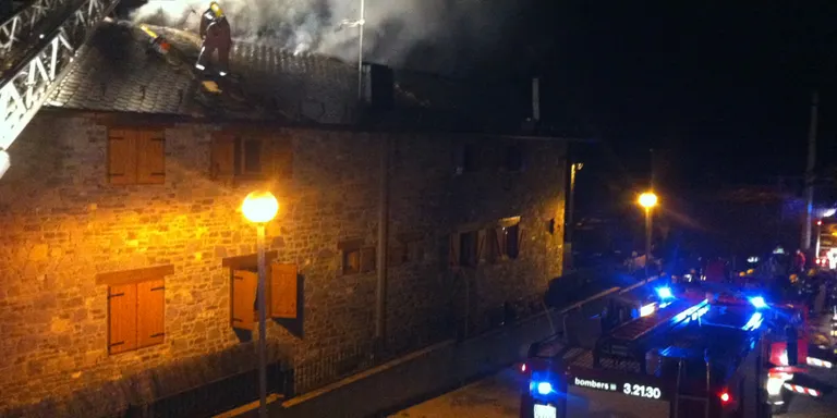 Un incendi crema el sostre de tres cases aparellades al Pla de Sant Tirs