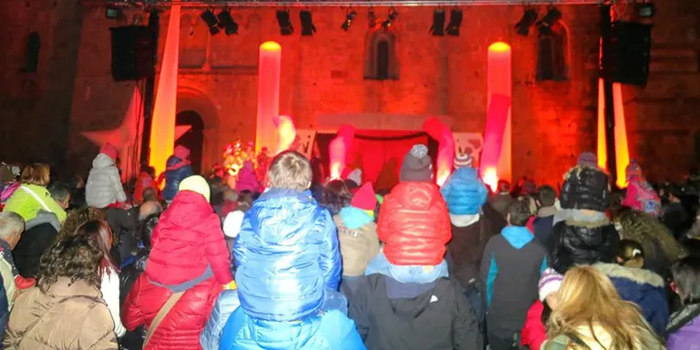 El centre de la Seu s'omple de gent i llum per a l'estrena d'El Món Màgic de les Muntanyes
