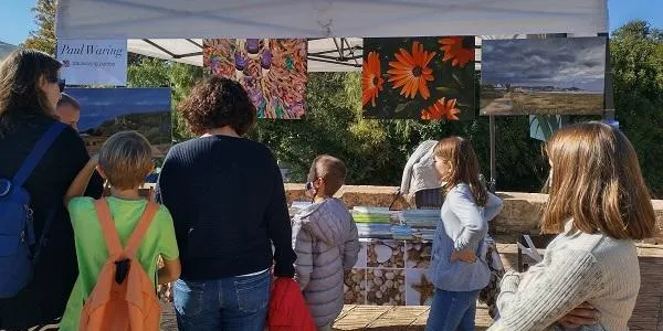 El fort vent obliga a suspendre la darrera mostra de l’any de l’Art al carrer del Cercle Artístic d’Altafulla