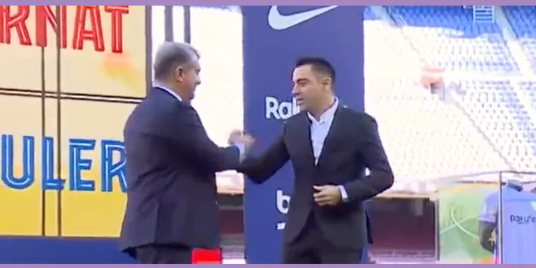 Xavi firma el contracte amb el Barça davant de 10.000 persones