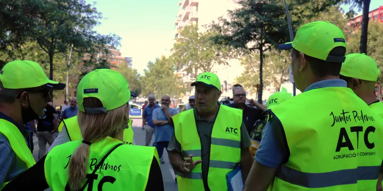 Desenes de taxistes es concentren davant la CNMC per exigir el cessament de la seva presidenta pel cas Uber
