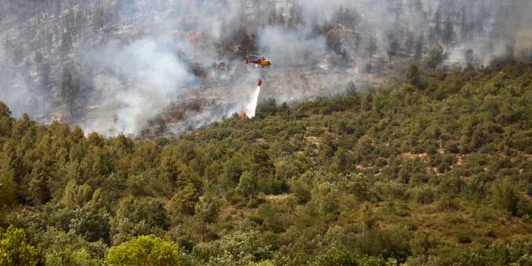 90 dotacions de bombers i 200 hectàrees afectades en dos incendis a Catalunya