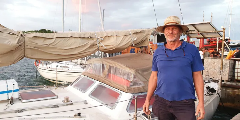 El navegant Ralph Bender creua el Cap de Bona Esperança en la seva volta al món en solitari