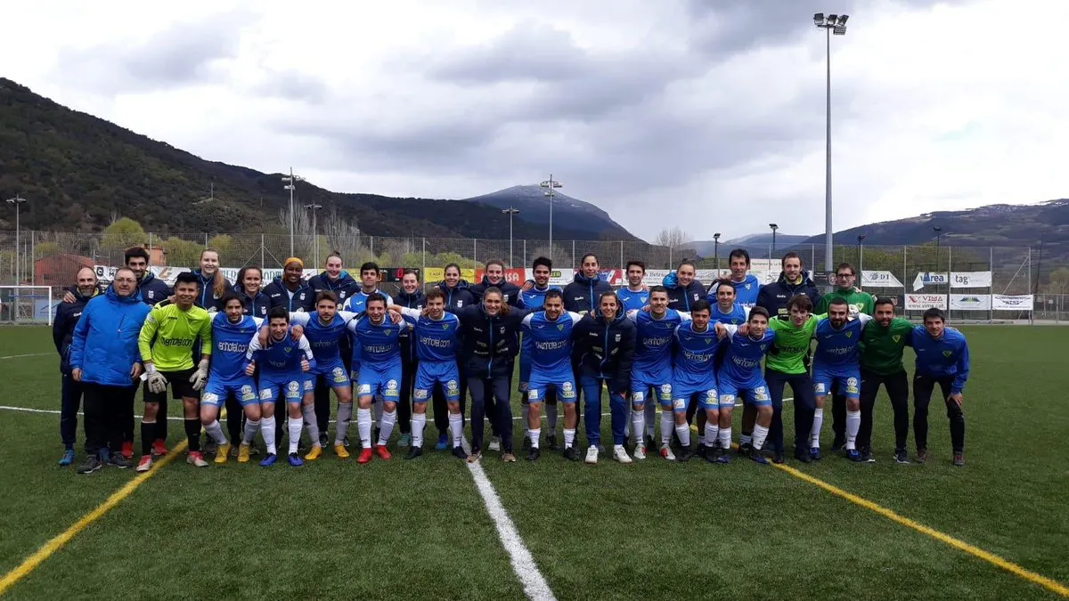 Homenatge de La Seu FC al Cadí La Seu pel 3r lloc a la Lliga Femenina (Foto: Pere Olm)