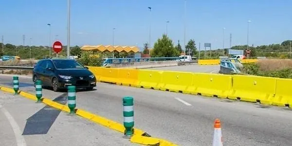 Talls de trànsit a la rotonda que connecta l’autopista AP-7 amb la carretera N-340 a Torredembarra