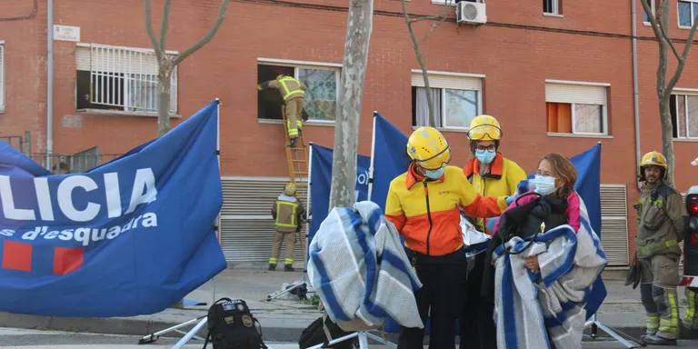 Tres morts i 23 ferits lleus en l’incendi d’un edifici de tres plantes a Rubí