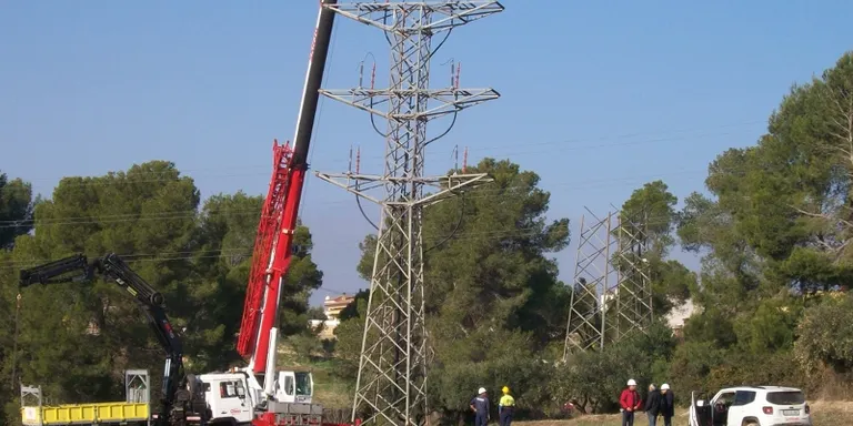 Endesa retira prop de cinc quilòmetres de cablejat de mitja tensió a Rubí