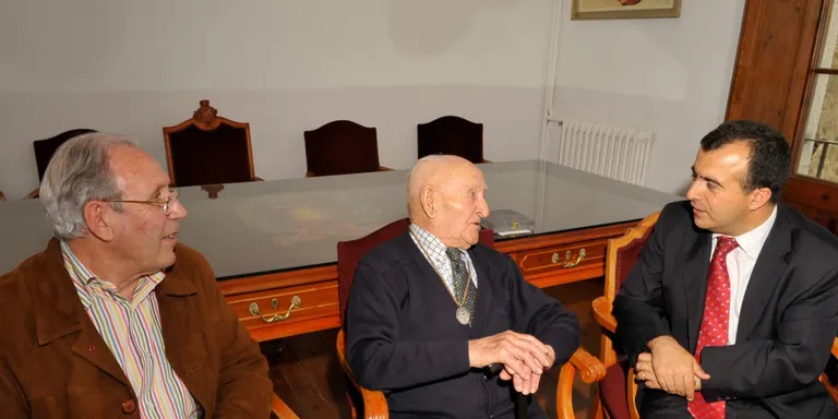 Acció Social lliura una medalla honorífica a Emili Suñé, veí centenari de Puigcerdà