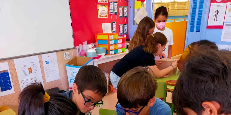 Nens i nenes de l'Escola Montpalau fabriquen caixes niu per acostar els ocells al barri