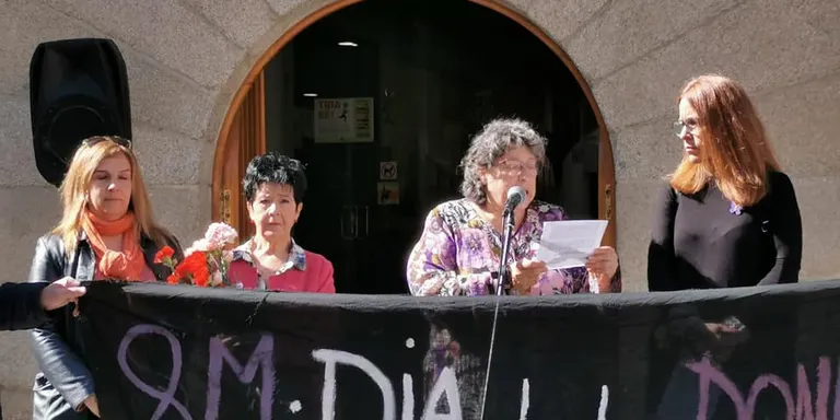 Arenyencs i arenyenques surten al carrer per reivindicar la igualtat el dia 8 de març