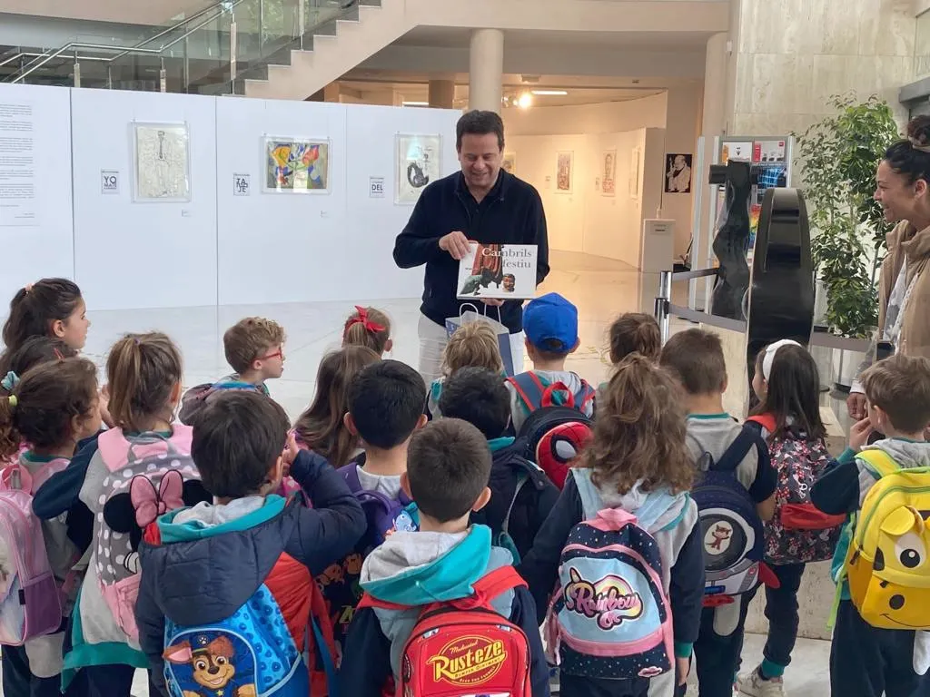 L’alumnat de P4 del Col·legi Vidal i Barraquer visita l’Ajuntament de Cambrils i la biblioteca