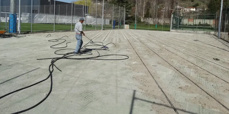 Renovació de la superfície de dues pistes municipals de tennis