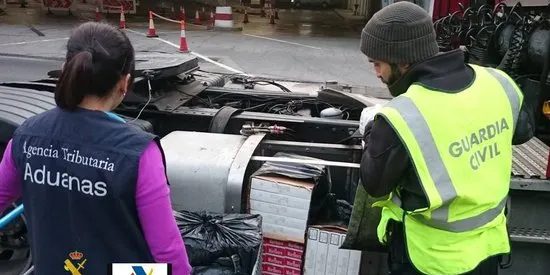 Detingut per transportar tabac de contraban en un dipòsit de gasoil simulat