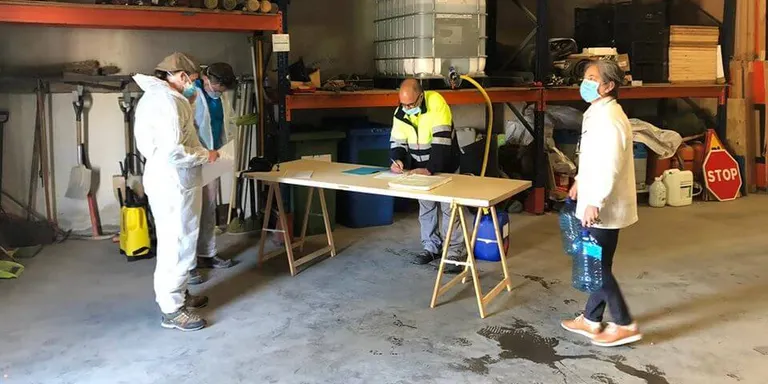 Reparteixen gel hidroalcohòlic i cartells informadors per una reobertura segura del comerç