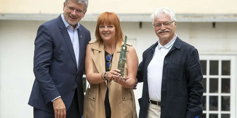 Òmnium reconeix la tasca de Montserrat Recasens al capdavant del servei de Biblioteques Municipals
