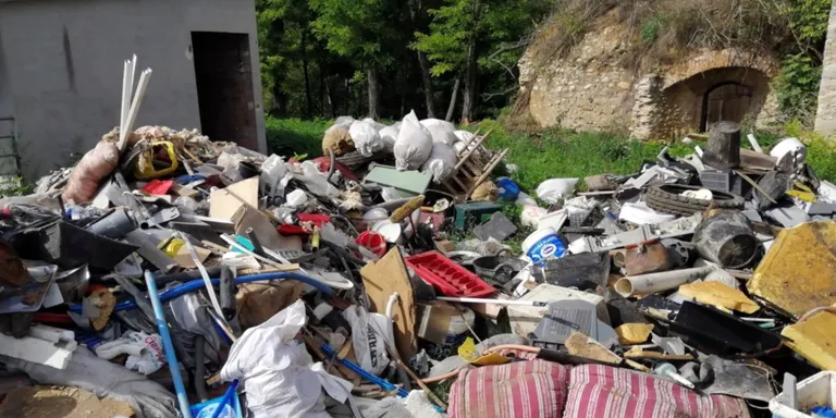 Dos detinguts a Osona per fer abocaments incontrolats de residus
