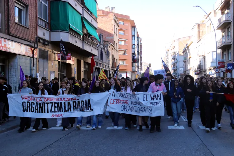 Més de 400 estudiants es mobilitzen a Manresa en favor de l’educació pública i contra la suspensió de les colònies
