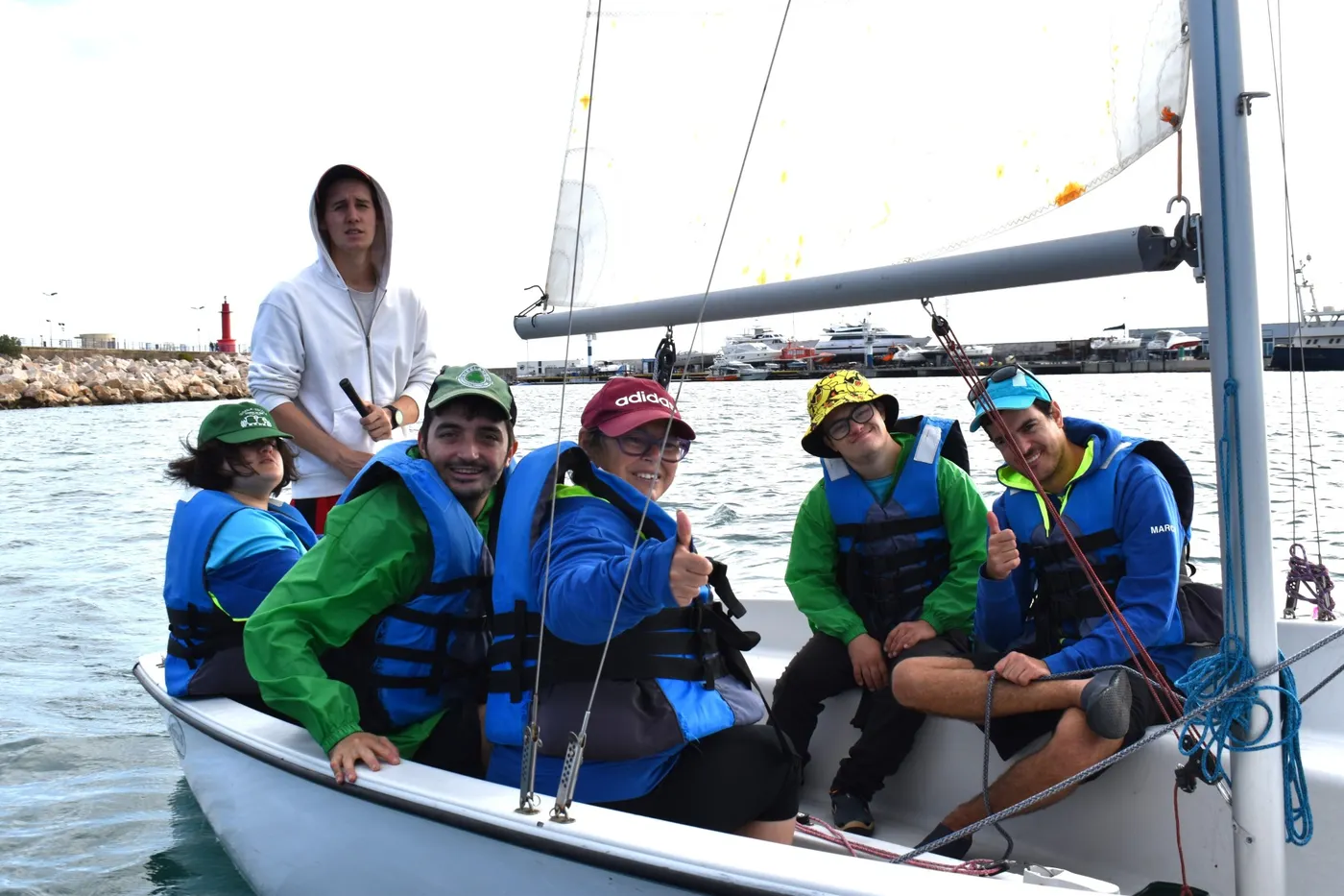 La vela accessible continua aquesta temporada al Club Nàutic Cambrils