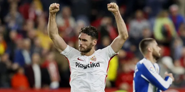 El futbolista arenyenc, Sergi Gómez, content de ser jugador titular amb el Sevilla