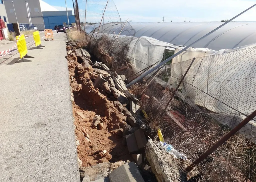 Inici de les obres per refer el mur de contenció del carrer Volta dels Garrofers
