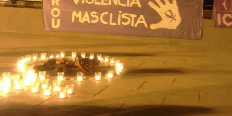Sabates vermelles i espelmes en record de les 48 dones assassinades aquest any